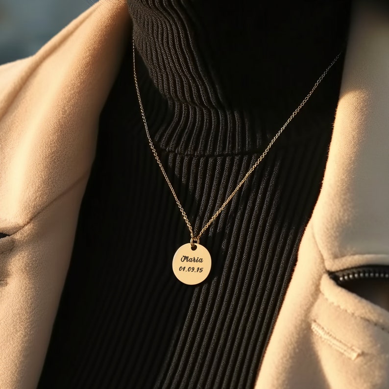 Round pendant necklace with customizable name design